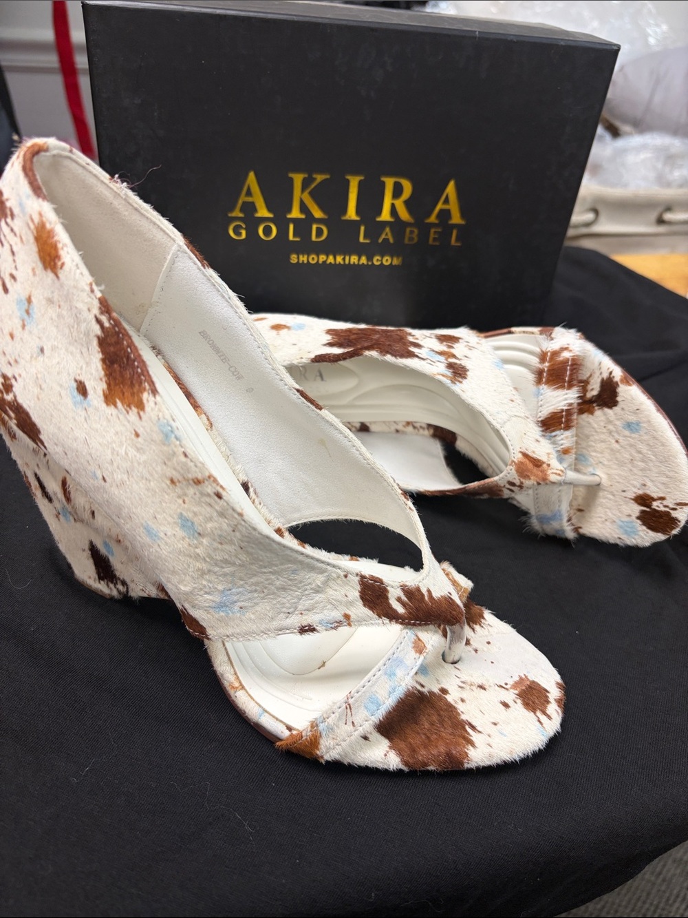 NWT AKIRA Women's Cowprint Wedge Sandals in White/Brown sz 9M